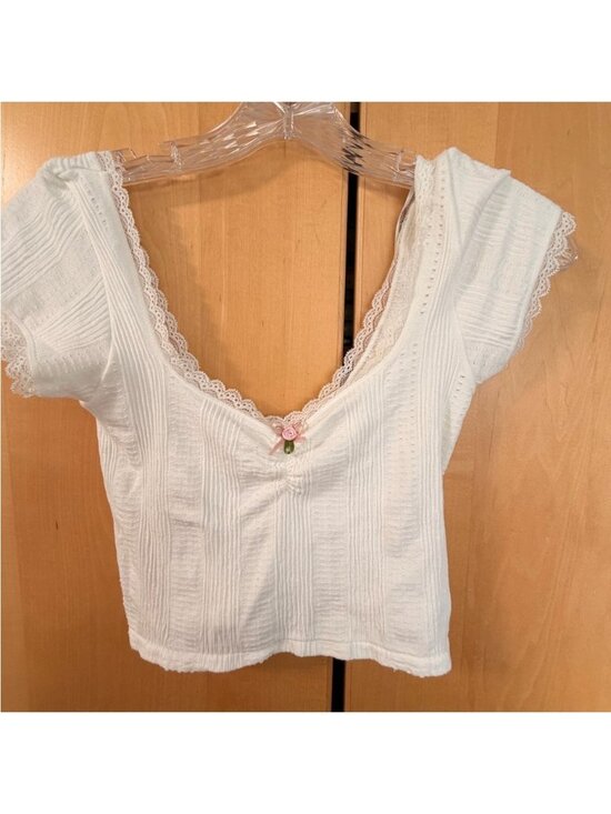 Tops - White Lace Trim Ribbed Crop Top with Rose Accent